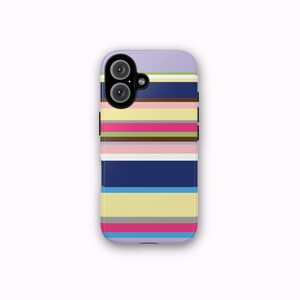 Pode incluir: Uma capa de smartphone com um padrão de listras coloridas. A capa apresenta listras horizontais em várias cores, incluindo rosa, azul, amarelo e branco. A câmera do telefone é visível na parte superior. A capa foi projetada para proteger o telefone.