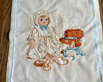 Broderie Crewel Vintage Années 60-70 - Panier De Fleurs Printemps, Cadre Bois 18" X 22"