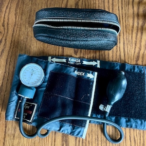 Vintage Professional Aneroid Sphygmomanometert for blood pressure and carry case for large adultsl
