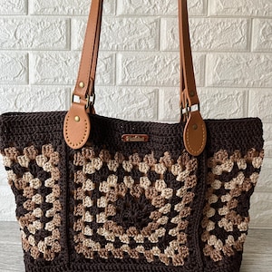 Große und bequeme Shopper-Tasche für jeden Tag, hergestellt in der Motivtechnik mit langen Schulterriemen und einem Magnetknopf