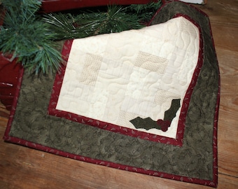 Holly vines quilted candle mat