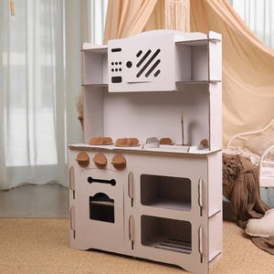 Cocina infantil de estilo escandinavo. Cocina infantil minimalista. Cocina de juguete DIY. Juguete ecológico. Cartón reciclado. Cocina de juguete sostenible.
