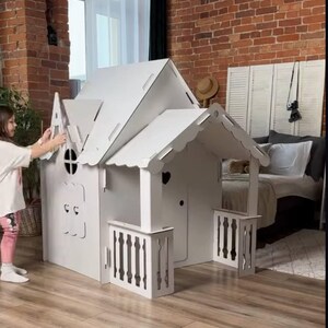 Casita de cartón. Casa de cartón que puedes construir y pintar. Puesto de juegos Manualidades creativas para niños. Puesto de juegos