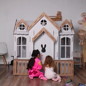Casita de juegos de cartón fácil de armar, juguete DIY para niños. Casita de juegos DIY. Cartón plegable y resistente. Juguete de cartón.
