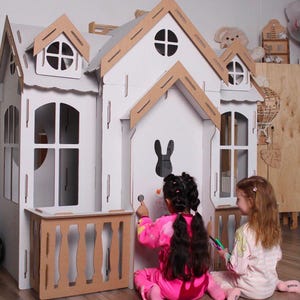 Casa de cartón a tamaño real. Fortaleza DIY para niños pequeños. Casita de juegos creativa para niños. Caseta de cartón ecológica.
