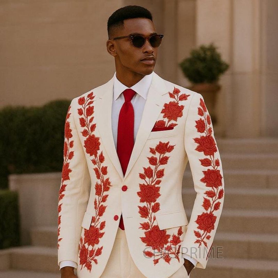 赤い花の刺繍が施されたクリーム色のメンズスーツ - 豪華なマリアッチ