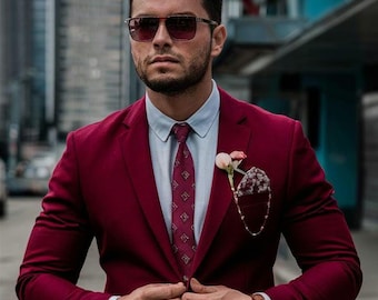 スリムフィットの赤いスリーピーススーツ：結婚式の新郎のフォーマル