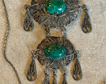 Vintage Israeli Eilat Stone Silver Filigree Necklace – Middle Eastern Green Cabochon Pendant – Ornate Fringe