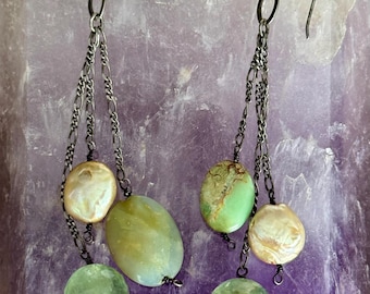 Pendientes de crisoprasa de plata de ley hechos a mano – Perla de moneda verde espuma de mar, tres cadenas colgantes de 10 cm