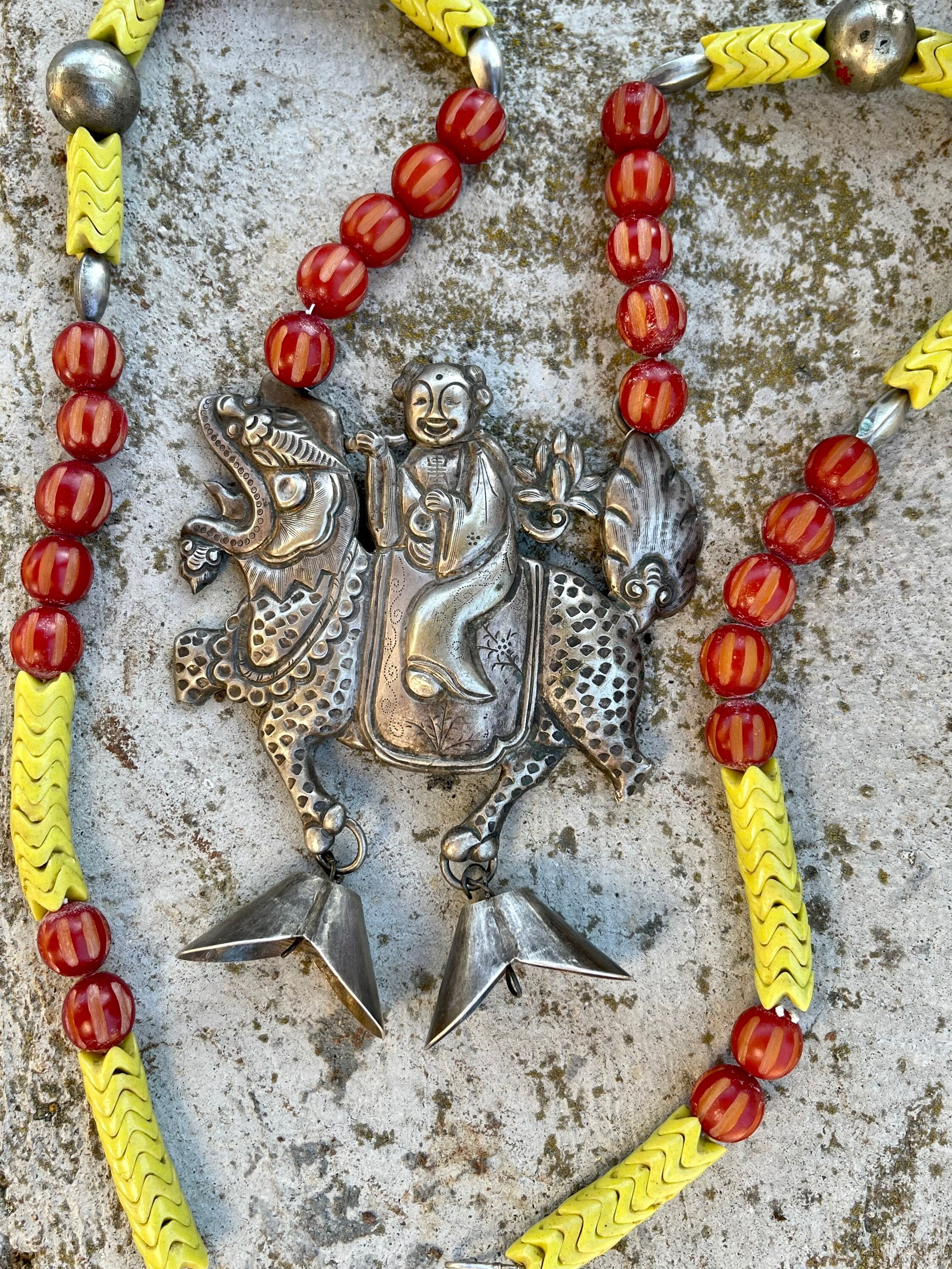 美しい古い中国の銀製賢者フォドラゴン黄色とオレンジ樹脂彫刻貿易