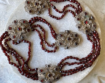 Collar babero antiguo con festón de filigrana de plata esterlina y granate facetado de estilo victoriano