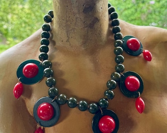 Collana a bavaglino in bachelite Art Déco anni '40 – Ghirlanda vistosa rossa e verde marmorizzata, stile Pop Art vintage.