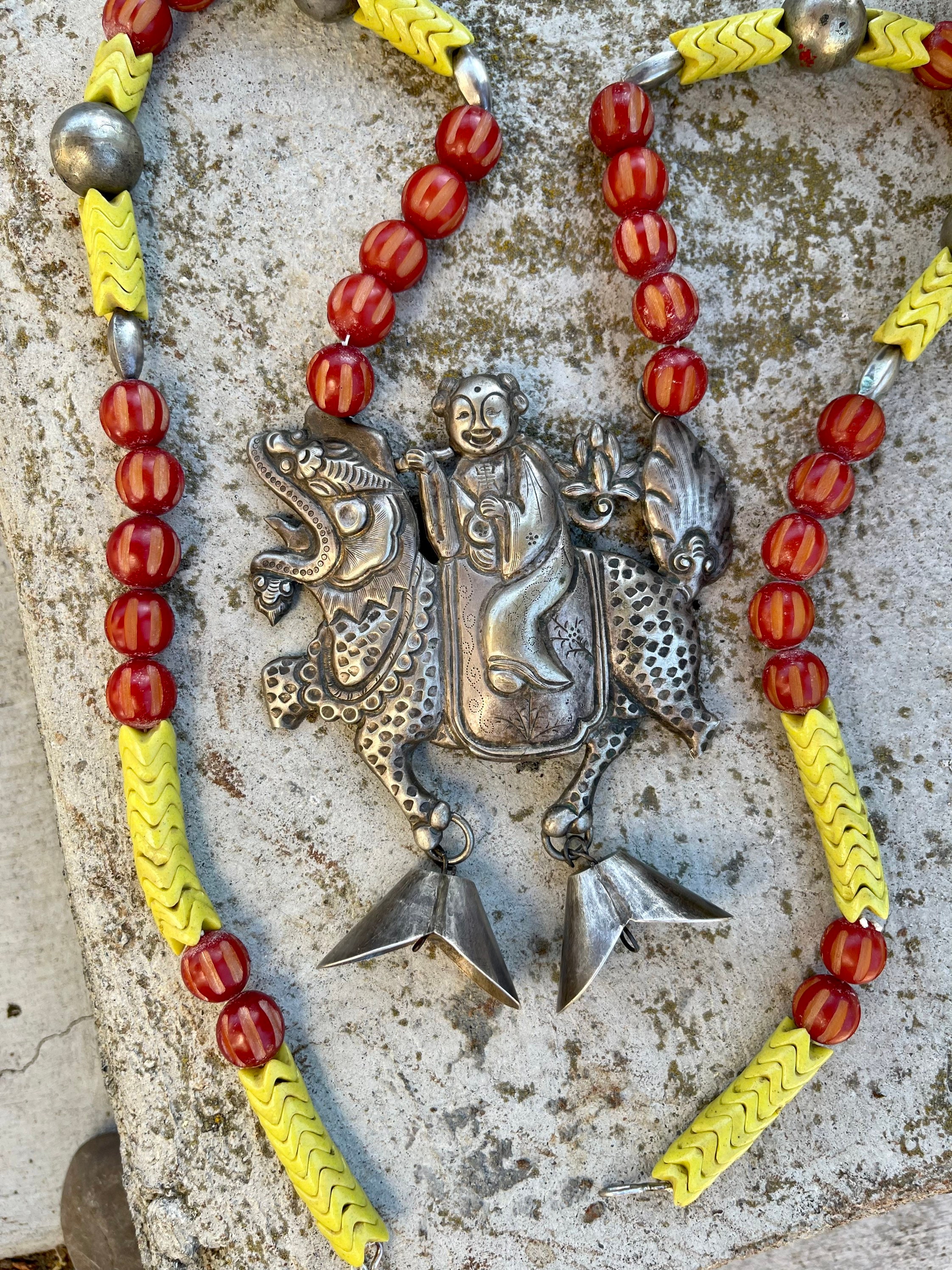 美しい古い中国の銀製賢者フォドラゴン黄色とオレンジ樹脂彫刻貿易