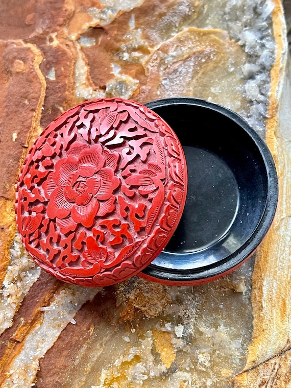 Deeply carved red cinnabar vintage jewelry trinke… - image 6