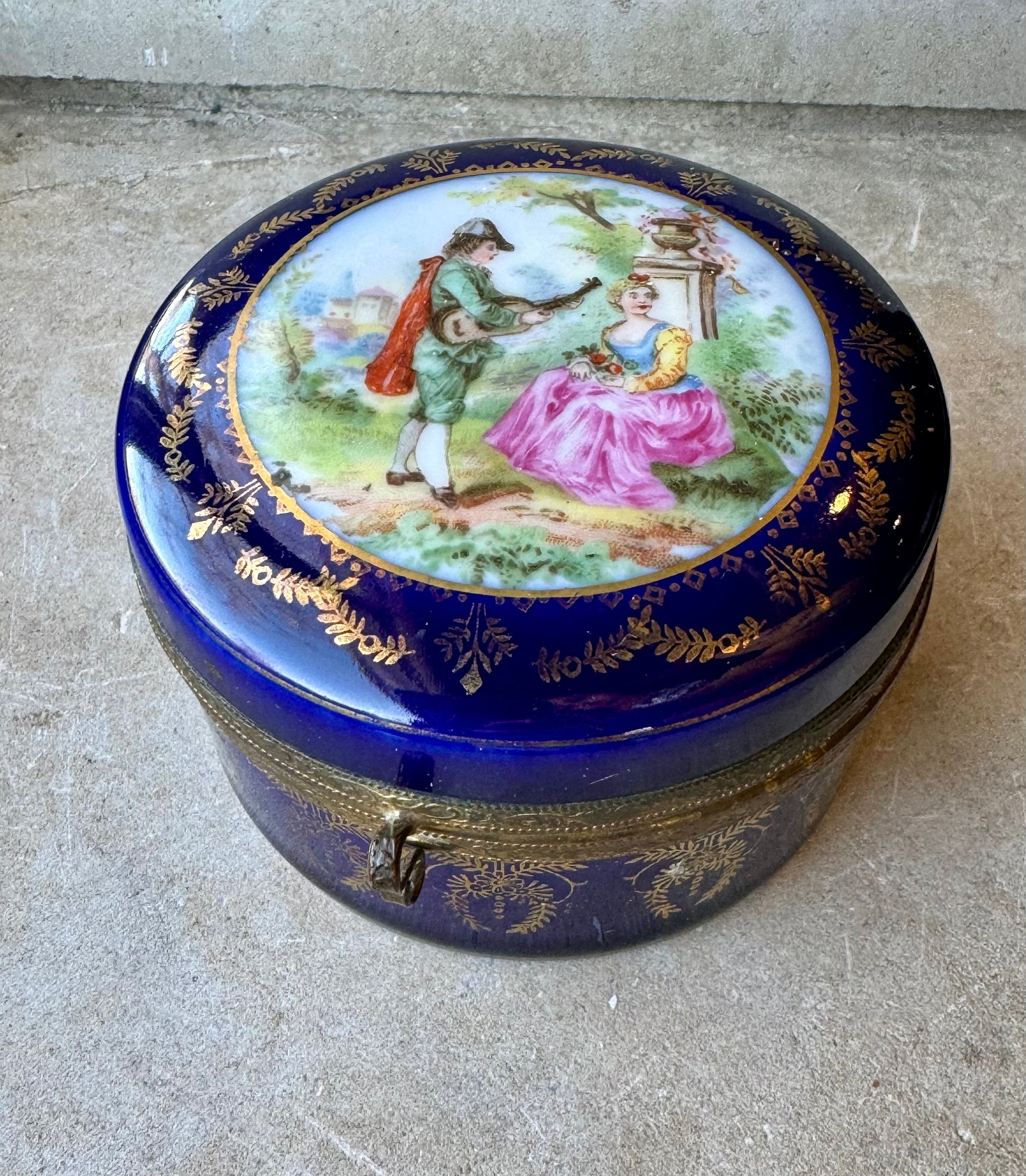 * antique box ୨୧ 19世紀の古い古い ボンボニエール Antique Hand Painted Porcelain Lovers Trinket Jewel Box Mage in