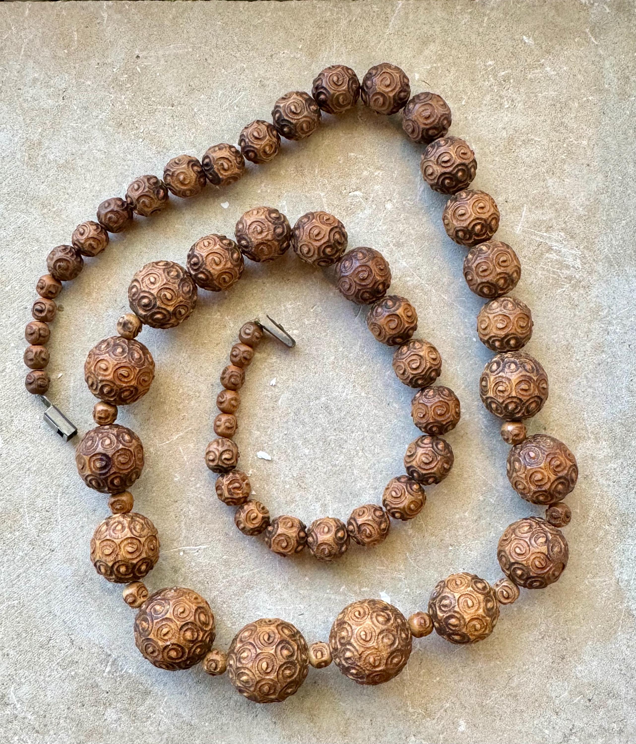 Collana lunga vintage in oro con perline dorate