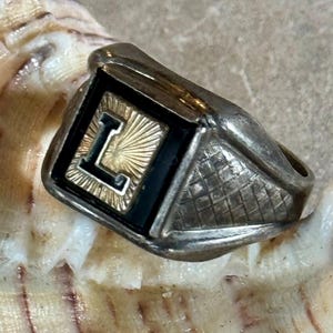 Anillo vintage Art Déco con letra L en plata de ley y ónix negro dorado