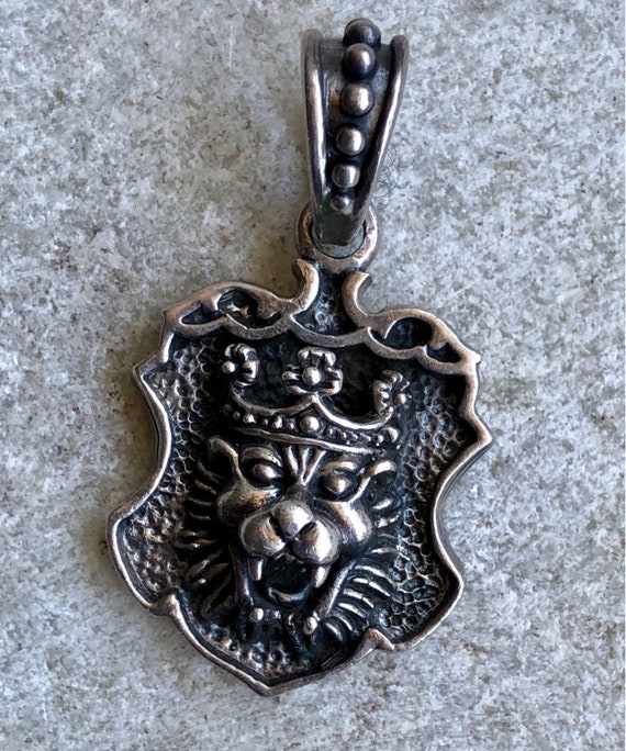 Sterling Silver Sculpeted Crown  Lion Vintage Char