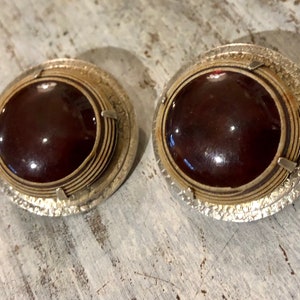 Projektant Marjorie Baer Rzeźbiarskie Srebrne Mosiężne Głębokie Karneolowe Vintage Artisan Clip-on Kolczyki