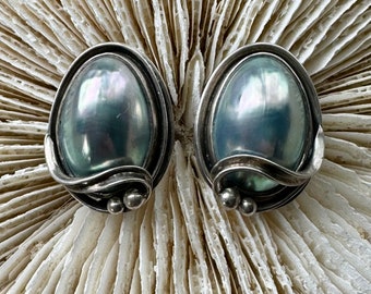 Beautiful Sculpted Sterling Silver Black Maybe Pearl Shell Modernest Abstract Vintage Earrings