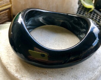 Beautiful 1960s Modernist Black Marble Resin Vintage Bangle Bracelet
