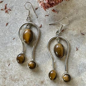 Mooie goudbruine modernistische sterlingzilveren vintage oorbellen met tijgeroog
