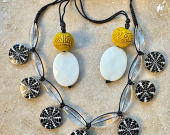 Collar vintage de cristal de cuarzo de roca tallado con cuentas de shou de cinabrio amarillo, blanco y negro, de plata esterlina hermosa y audaz, arte para vestir