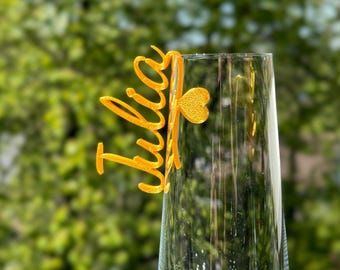 Personalized glass pendants for weddings | Name tags for glasses | Place card alternatives | Champagne glass decorations | Sustainable celebrations