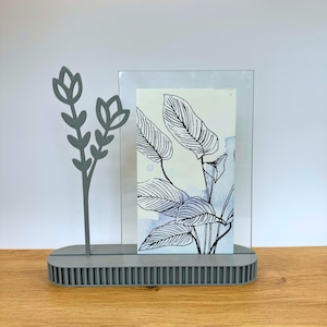 Moderner Kartenhalter mit Blume | 3D-gedruckt aus PLA | Für Fotos, Postkarten & Platzkarten | Japandi Deko | Hochzeit
