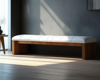 Banco moderno de madeira feito à mão com almofada branca acolchoada.