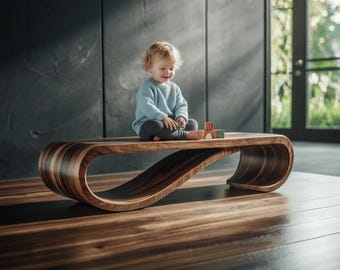 Panchina moderna in legno: seduta scultorea e minimalista, in legno massello.