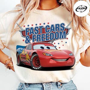 Divertente filmato del 4 luglio con un'auto in formato PNG, Cartone animato per il Giorno dell'Indipendenza, Maglietta per bambini in formato PNG, Auto da corsa patriottica degli Stati Uniti, Design di maglietta americana per ragazzi e ragazze