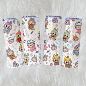 Divertente design di involucro con personaggio dei cartoni animati, bicchiere sottile da 20 once rosa con personaggio dei cartoni animati di tendenza in formato PNG, involucro per bicchiere da 20 once con personaggio dei cartoni animati in formato PNG