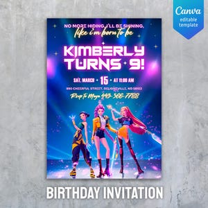 Pode incluir: Um convite de aniversário com um design vibrante. O convite apresenta o texto "KIMBERLY TURNS 9!" e inclui os detalhes do evento. O design mostra três figuras estilizadas e as palavras "BIRTHDAY INVITATION".