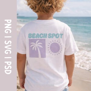 Könnte beinhalten: Weißes T-Shirt mit einem Strandmotiv auf dem Rücken. Das Design enthält die Worte "BEACH SPOT" in Hellblau, eine lila Palme und eine Sonne. Die Person trägt eine blau-weiß gestreifte Shorts.