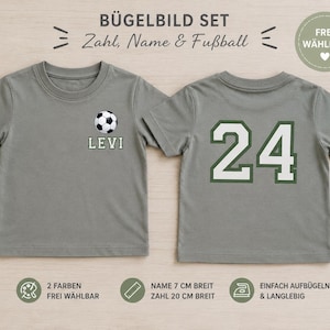 Könnte beinhalten: Ein salbeigrünes T-Shirt mit Fußballgrafik und dem Namen LEVI auf der Vorderseite sowie der Zahl 24 in großen weiß-dunkelgrünen Blockbuchstaben auf der Rückseite. Das Design enthält Text, der auf frei wählbare Optionen hinweist.