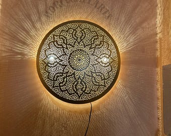 Handgefertigte marokkanische Wandleuchte aus Messing – Filigranes Schattenspiel, Boho-Dekor