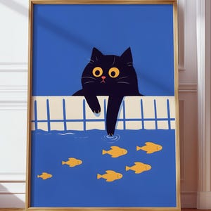 以下が含まれることがあります： プールサイドから覗き込む、黄色い目の黒猫が描かれたフレーム入りアートプリント。猫の足は青い水に浸かっており、その下には数匹の黄色い魚が泳いでいます。背景は青色で、フレームは薄茶色です。