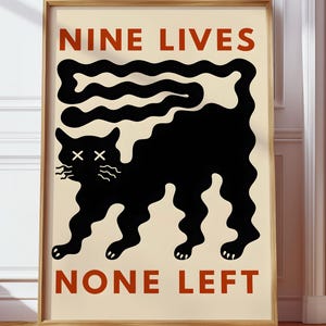 Peut inclure: Une affiche encadrée avec une illustration de chat noir et le texte rouge "NINE LIVES NONE LEFT". Le chat a un design allongé et des yeux barrés, sur fond crème.