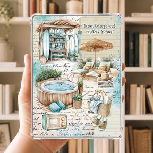Könnte beinhalten: Eine transparente Tablethülle mit einer Strand-Illustration, die einen hölzernen Whirlpool, Liegestühle, einen Strohschirm, eine Surf-Hütte und einen Korb zeigt. Der Text "Ocean Breeze and Endless Stories" ist in der oberen rechten Ecke gedruckt.