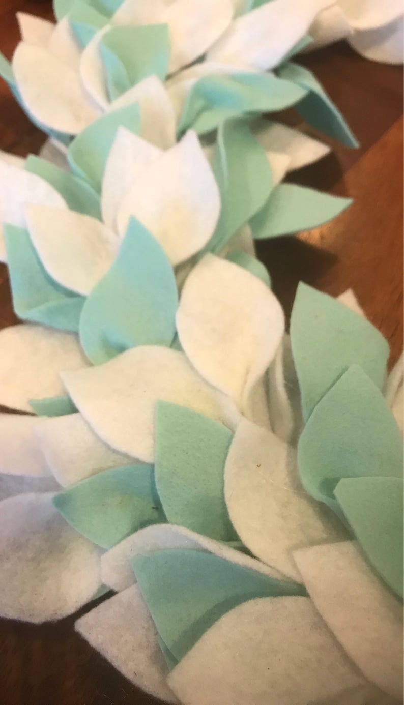 Wreath 18 white and light turquoise
