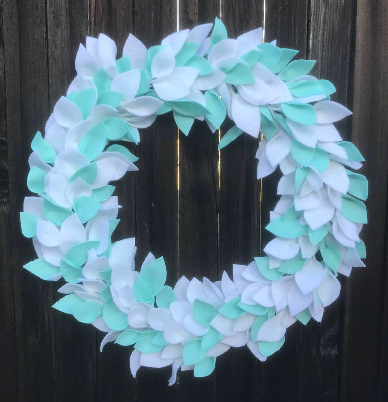 Wreath 18 white and light turquoise