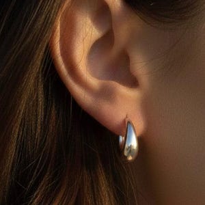 Créoles argentées en forme de larme Huggie | Chunky Dome étanche | Cadeau minimaliste pour elle