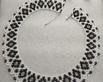 Schwarz und Weiß Perlen Halsband – Geometrische Spitze Choker | Monochrome Rocailles Lätzchen | Boho ethnischen Schmuck | Handmade Handwerker Geschenk