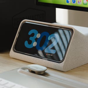iPhone 16 Pro Max con custodia Standby Mode Dock Supporto Magsafe stampato in 3D