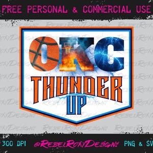 Puede incluir: Diseño digital con el texto "OKC THUNDER UP" en naranja y azul, incorporando un balón de baloncesto en la "O" y relámpagos en la "C". El diseño está sobre un escudo blanco y azul.