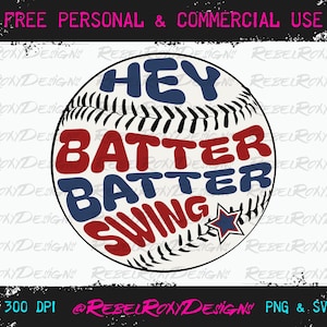 Puede incluir: Una pelota de béisbol blanca con texto rojo, azul y blanco que dice "Hey Batter Batter Swing". Una estrella azul se encuentra en la esquina inferior derecha de la pelota.