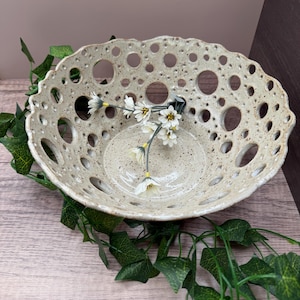 Cuenco de cerámica tallada de 9 pulgadas: centro de mesa de cerámica calada beige moteada hecha a mano con esmaltado brillante