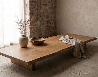 Salontafel van eikenhout met natuurlijke rand, lage massief houten vloertafel, rustieke Wabi-Sabi salontafel