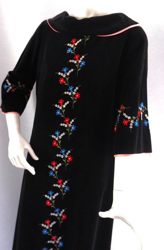 Vintage 1960s black velvet evening dress with emb… - image 6